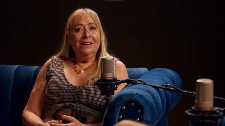 La periodista y escritora Tessa Romero, con Carlos Roca en The Roca Project.