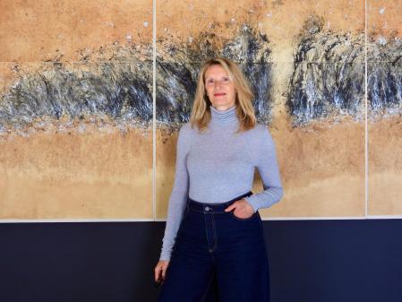 Marie Hélène Beharel, ante una de las obras de Hiroshi Kitamura en exposición