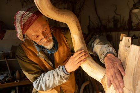 Kitamura, trabajando en su taller de Camallera (Girona)