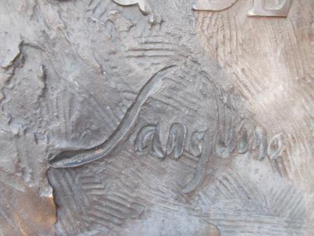Firma de Sanguino en el monumento de 'El Yiyo'.