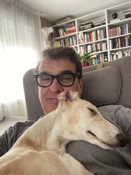 El actor siente pasión por sus perros Perla, Lobita, Meta e Ivete