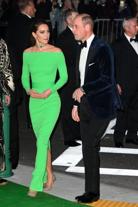 Kate Middleton con un traje de Solace London de HURR