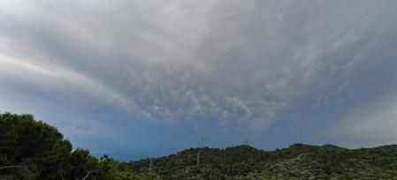 Espectáculo de nubes mastodónticas en Sant Fost.