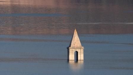 La ventana indiscreta del pantano de Sau.