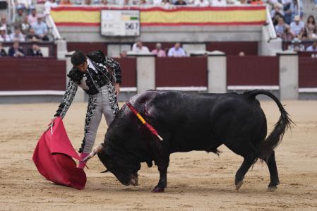 Miguel Ángel Perera, en plena tanda de muleta con su primero&nbsp;