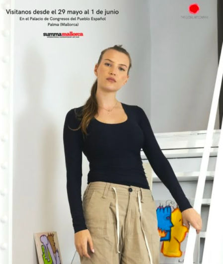 Anna Barrachina, junto a algunas de sus obras, promocionando su debut en Mallorca.