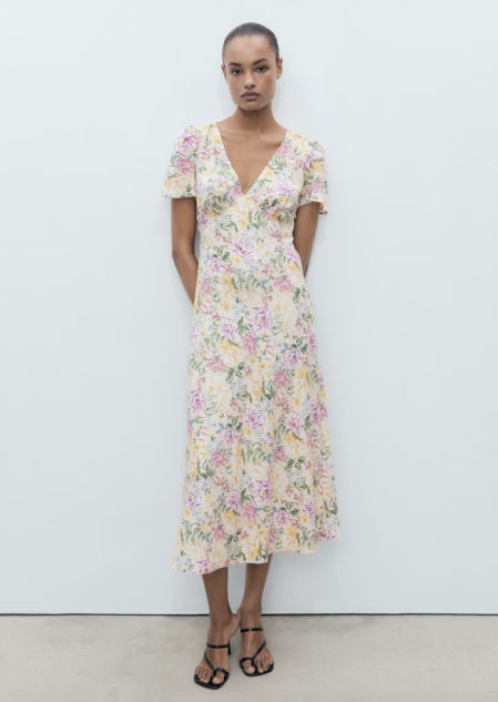 Vestido de lino con estampado floral de Mango (29,99 euros)