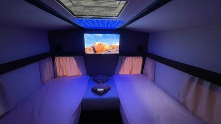 Así es la avanzada caravana en la que te sentirás como en un yate rodante.