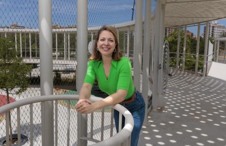 Sanz, la líder de BComú, en la zona de juegos infantiles inclusivos de la plaza de Glòries