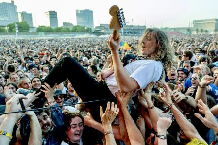 Lee Kiernan, de Idles, toca sobre el público