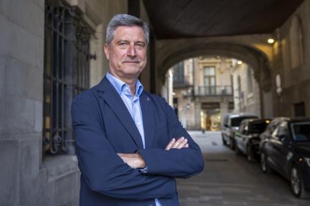 El presidente del grupo de Junts, en la calle Font de Sant Miquel, bajo la estructura que conecta el edificio histórico del ayuntamiento con las ampliaciones posteriores 