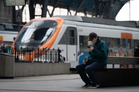 Un viajero, en la estación de França de Barcelona&nbsp;