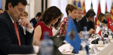 La presidenta de la Comunidad de Madrid, Isabel Díaz Ayuso (2i), antes del inicio de la XXVIII conferencia de presidentes (Alberto Estévez / EFE)