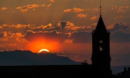 La decorativa salida del sol en Sentfores.