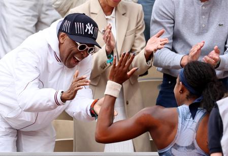 Spike Lee, director de cine, felicita a Coco Gauff tras el partido, este sábado en Roland Garros