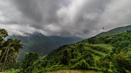 Paisaje de nubes bajas y montañas cubiertas de verde en Ventolà.