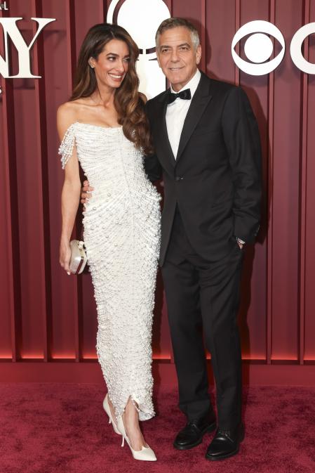 Amal Clooney, en la imagen junto a su marido, contó con el expertise de Tamara Ralph para brillar en la alfombra roja. Stilettos de Roger Viver.&nbsp;