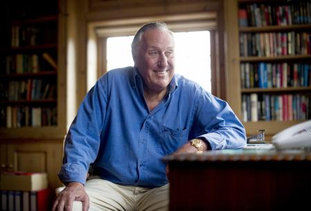 El escritor Frederick Forsyth, en su casa, en 2010