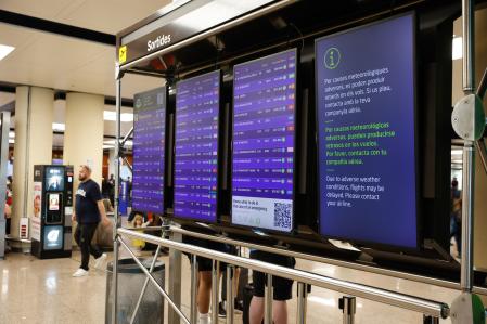 Un panel informa de las causas meteorológicas que afectan a los vuelos del aeropuerto de Barcelona-El Prat, en la terminal T-2, a 4 de noviembre de 2024, en El Prat de Llobregat, Barcelona, Cataluña (España). El aeropuerto ha desviado 12 vuelos por las lluvias. El Servei Meteorològic de Catalunya (SMC) ha emitido un aviso por tiempo violento en varias comarcas de Barcelona y Tarragona, incluido el Baix Llobregat, donde ha decretado un grado de peligro máximo.