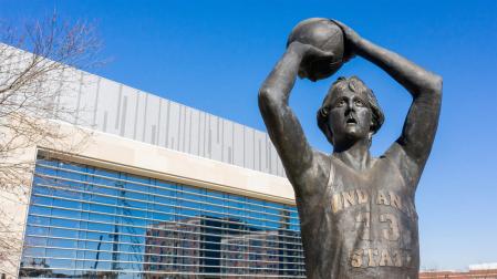 Estatua de Larry Bird en el campus de la Universidad de Indiana St.