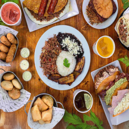 Tío Papelón se ha convertido en un punto de encuentro gastronómico, donde la comida venezolana deja de ser una rareza para convertirse en una elección habitual