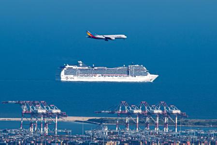 Cruceros vs. aviones: el surrealista sprint turístico que anuncia el verano en Barcelona.