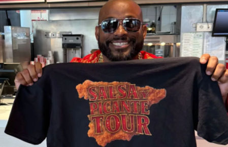 Don Pollo, el tiktoker que ha generado una fiebre caótica en el centro de Barcelona.