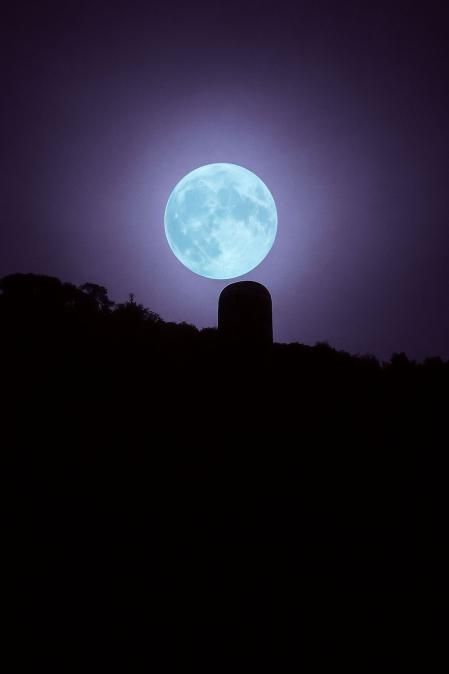 La luna de fresa del Castell de Sant Miquel.