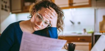 Una mujer, preocupada por no poder pagar la cuota de la hipoteca