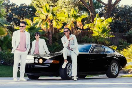 Los “looks” de los Café Quijano en la portada de su disco 'Miami 1990' recuerda a los Sonny Crockett o Ricardo Tubbs en la mítica serie 'Corrupción en Miami'