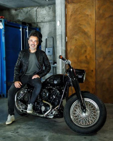 Manuel Quijano es un amante de las motos, especialmente de las Harley-Davidson