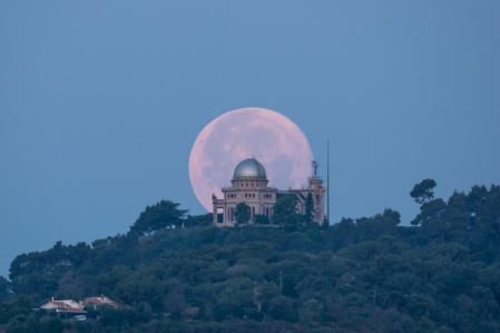 La luna rosa en el Observatori Fabra.