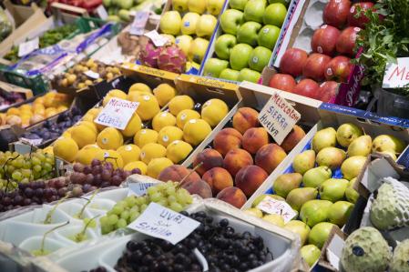 Detalle de un puesto de frutas en el mercado de abastos de Triana. A 13 de septiembre de 2022, en Sevilla (Andalucía, España). El Índice de Precios de Consumo (IPC) ha subido un 0,4% en Andalucía durante agosto con respecto al mes anterior, mientras que la tasa interanual se modera hasta el 10,9%, 0,3 puntos por debajo del dato de julio, según ha informado este martes el Instituto Nacional de Estadística (INE), que detalla que el dato acumulado en lo que va de año se cifra en un 6,2%.
