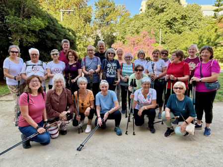 Pacientes del programa de marcha nórdica en los CAPs de Magòria y La Marina,  liderado por la Dra. Vehí, en el Jardí dels Drets Humans, (Barcelona), antes de participar con entusiasmo en una sesión de marcha nórdica terapéutica, demostrando que la prevención cardiovascular también se camina en grupo y con sonrisas.