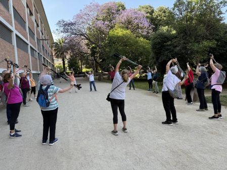 Al finalizar la marcha, los bastones se alzan de nuevo para estirar en grupo. Esto ayuda a relajar músculos, prevenir lesiones… y compartir sonrisas.