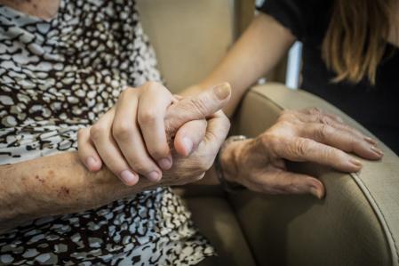 Unos familiares visitan a una mujerm mayor, en una residencia de la provincia de Barcelona.&nbsp;