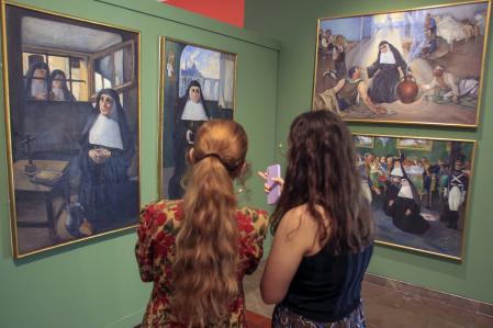 Dos personas recorren este viernes la exposición que se inaugura en el Museo de Bellas Artes Gravina (Mubag) de Alicante “Modernidad y Valentía. La colección más íntima de Lorenzo Aguirre.&nbsp;