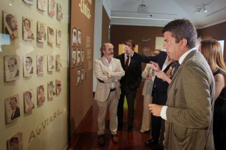 El president de la Generalitat Valenciana, Carlos Mazón, durante la inauguración este viernes de la exposición en el Museo de Bellas Artes Gravina (Mubag). l