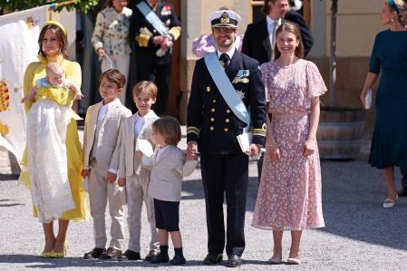 Los príncipes Carlos Felipe y Sofía con su sobrina, la princesa Estela, y sus hijos, los príncipes Alejandro, Gabriel, Julián e Inés.&nbsp;