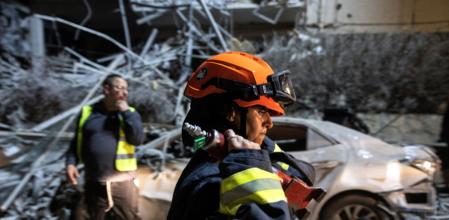 Personal de rescate tras un bombardeo iraní en Ramat Gan, Israel (ITAY COHEN / Reuters)