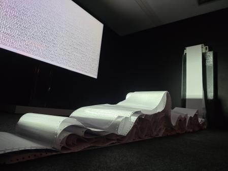 Una impresora va escupiendo el código genético de Xin Liu, en la instalación 'A book of mine', en el Sónar 2025.