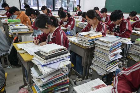 Estudiantes haciendo un examen del Gaokao, la selectividad china.