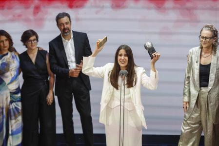 La creadora de 'Casting Lear' Andrea Jiménez, con el Max a Mejor Espectáculo de Teatro del año anoche en Pamplona&nbsp;