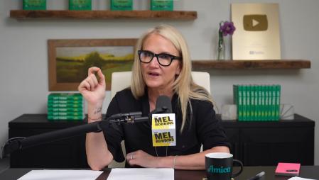 Mel Robbins: “Parece que todo el mundo tiene miedo, está sobre pasado y al borde del abismo. Todo parece ser más duro con el paso de los días”.