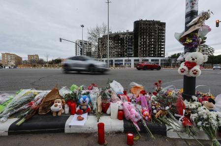 Flores en las inmediaciones del edificio incendiado en el barrio valenciano de Campanar.&nbsp;