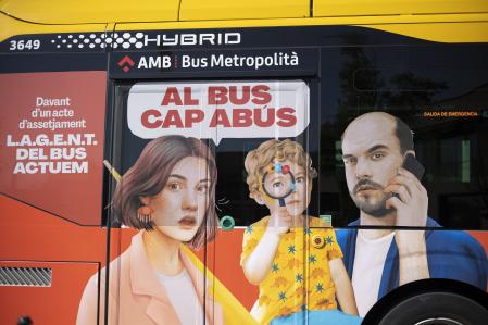 Parte trasera de un autobús instando a la implicación de los viajeros en la campaña “Al bus, cap abús”
