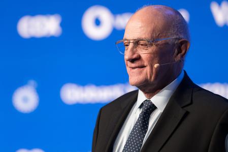 El presidente del Banco Sabadell, Josep Oliu, durante la inauguración de la V edición del foro económico español ‘Wake Up, Spain!’, en Casa de América, a 31 de marzo de 2025, en Madrid (España). Bajo el epígrafe 