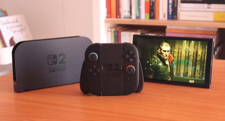 La consola incluye la base de carga y conexión con el televisor, los mandos Joy-Con 2 y el soporte para estos