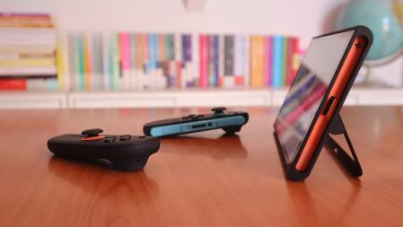 Los dos mandos extraíbles se acoplan a los laterales de la máquina de forma magnética