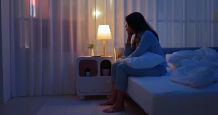 Seguir dando vueltas en la cama mientras no podemos dormir acaba siendo contraproducente